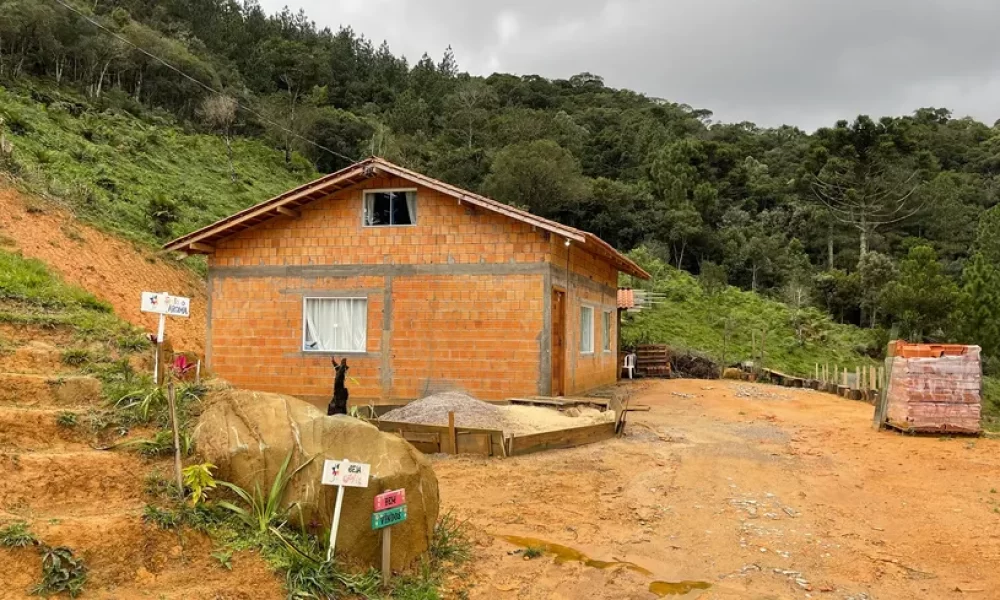 fazenda-s-tio-ch-cara-com-2-quartos-venda-20000m-no-centro-rancho-queimado (30)